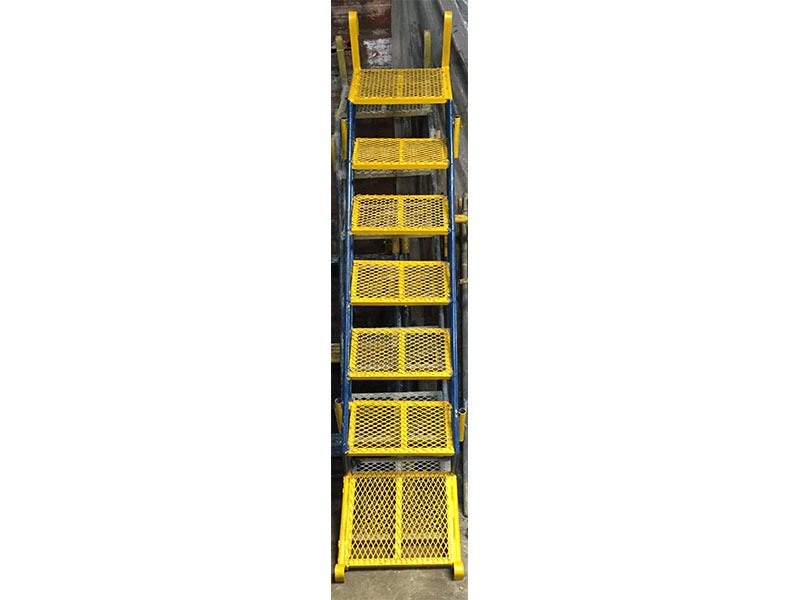 Escalera de andamio y pasamanos ACTM Alquiler Maquinaria Armenia, Colombia